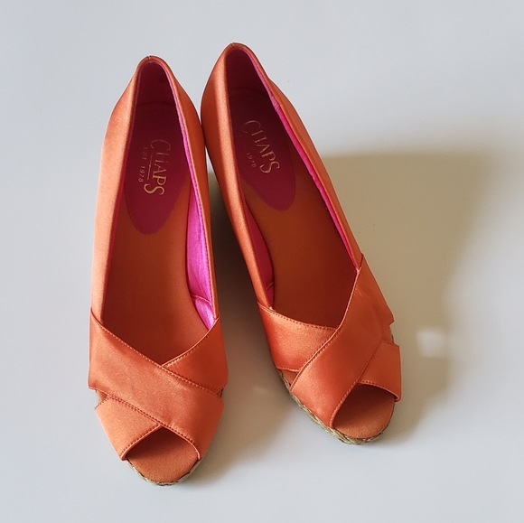 CHAPS DAKODA ORANGE SATIN WEDGES - Picture 8 of 8